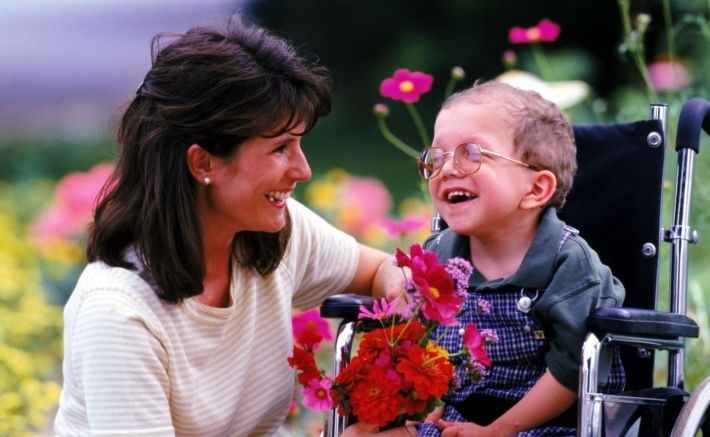 мальчик в очках с мамой